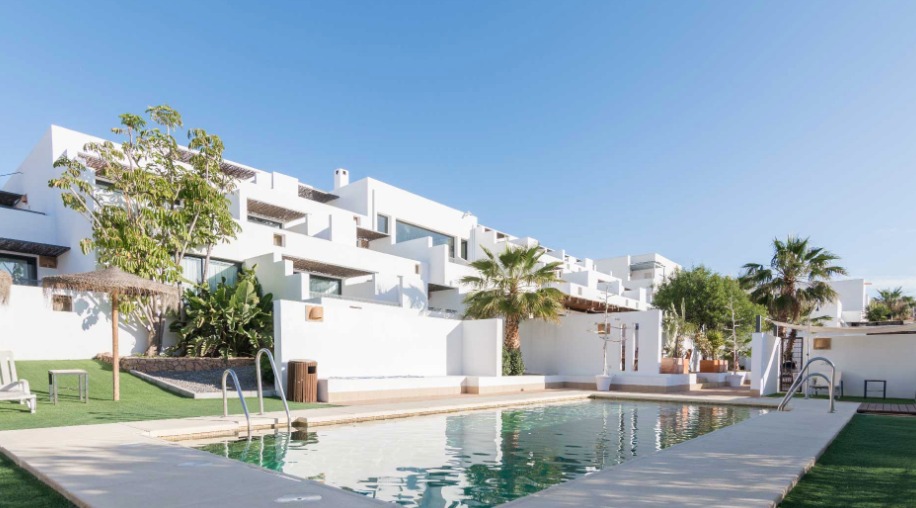 Het witte Hotel Cala Chica met zwembad