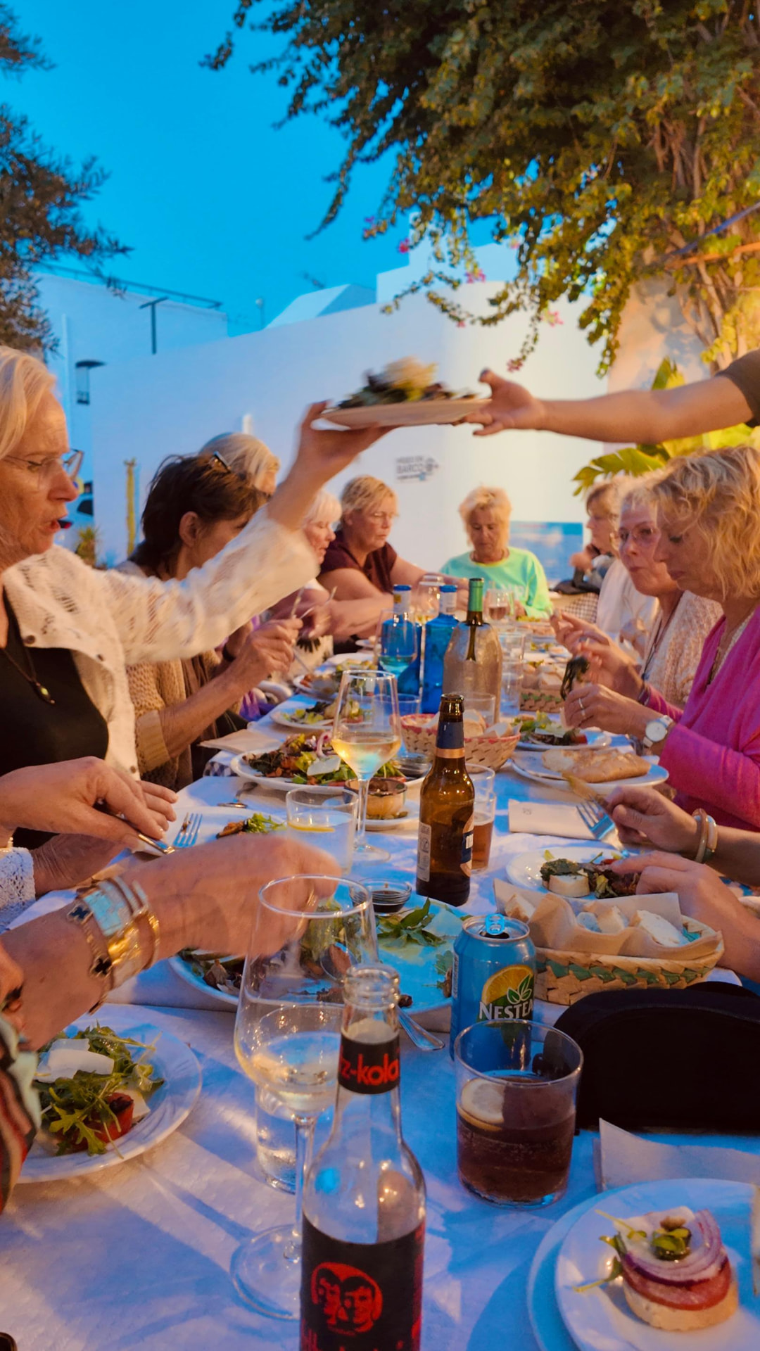 Een bord wordt doorgegeven tijdens het gezamenlijke diner