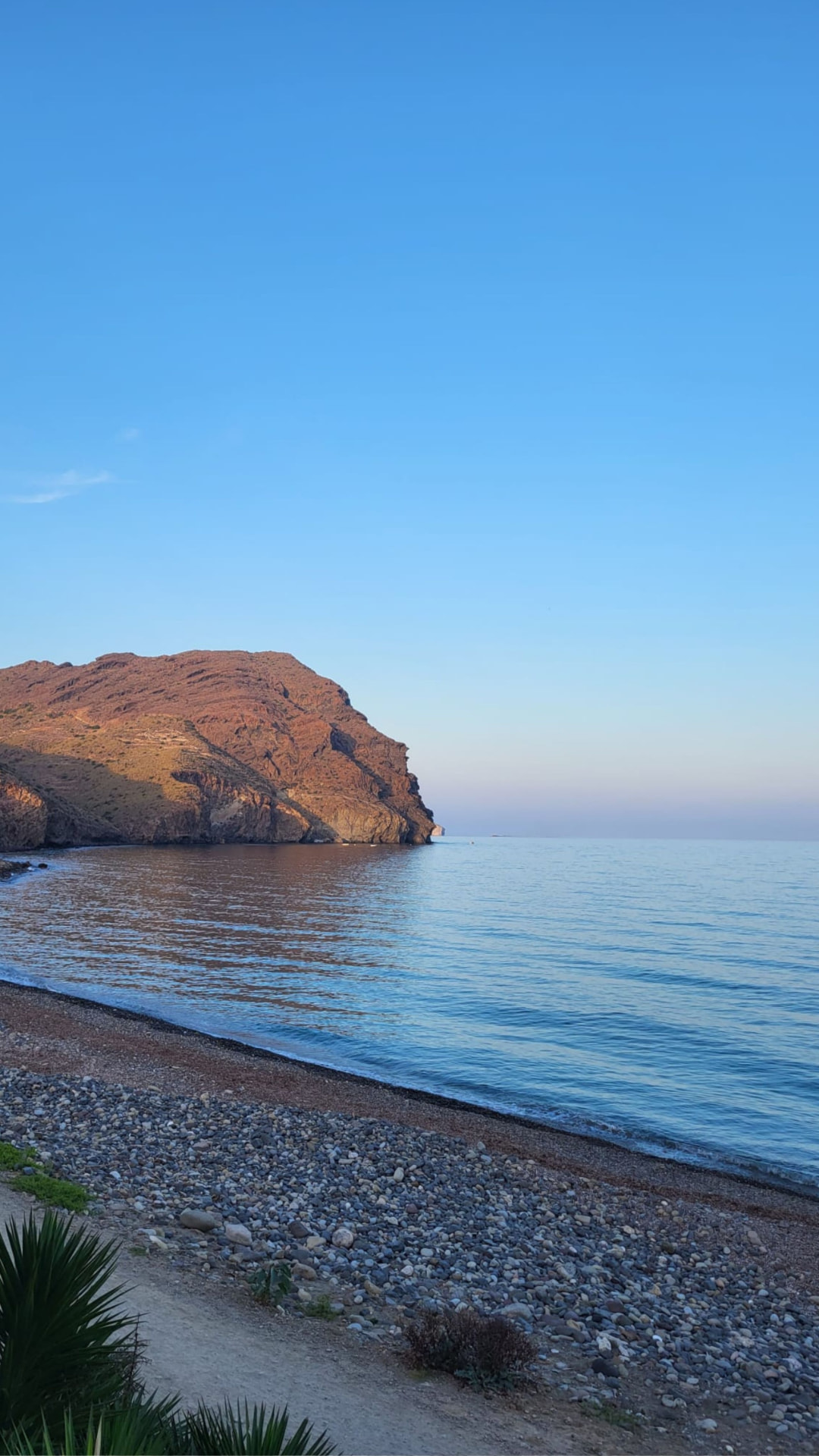 Een rustige baai met rotsen aan de Andalusische kust